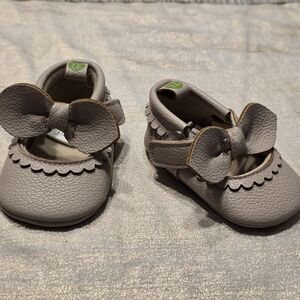 Baby Girls Bow-Accent Mary Jane Shoes in Light Mauve Size 0-3 Months